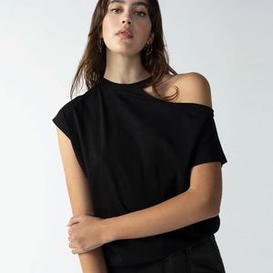 Gibsonlook cutout top- NWT
